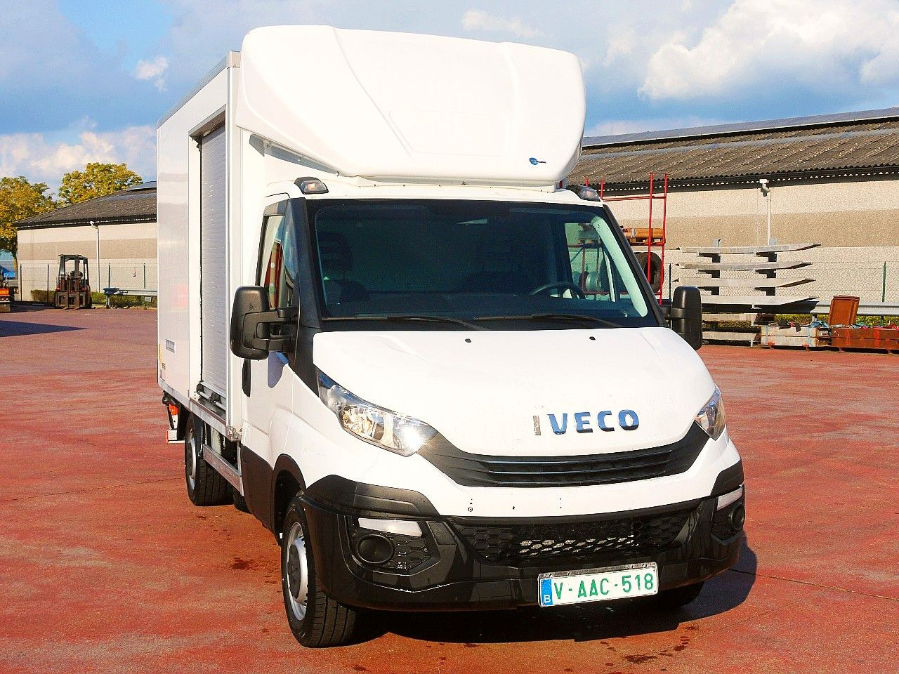 Iveco 35S14 DAILY ISOTHERMKOFFER LADEBORDWAND luft fed - Carrinha frigorífica: foto 1 Iveco 35S14 DAILY ISOTHERMKOFFER LADEBORDWAND luft fed - Carrinha frigorífica: foto 1