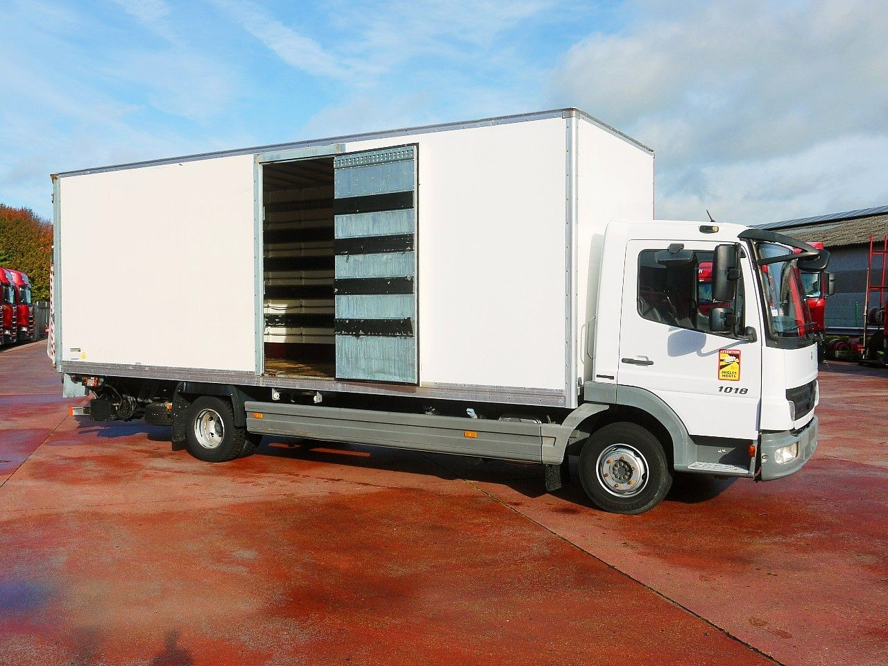 Mercedes-Benz 1018 ATEGO MEUBEL KOFFER A/C LBW LUFT 112tkm - Camião furgão: foto 3 Mercedes-Benz 1018 ATEGO MEUBEL KOFFER A/C LBW LUFT 112tkm - Camião furgão: foto 3