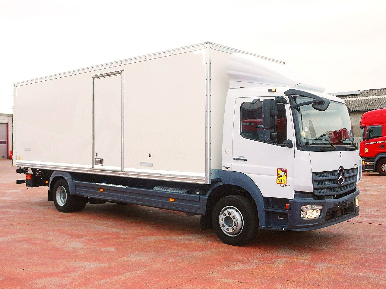 Mercedes-Benz 1218 ATEGO MEUBEL KOFFER A/C 124 Tkm - Carrinha de contentor: foto 2 Mercedes-Benz 1218 ATEGO MEUBEL KOFFER A/C 124 Tkm - Carrinha de contentor: foto 2