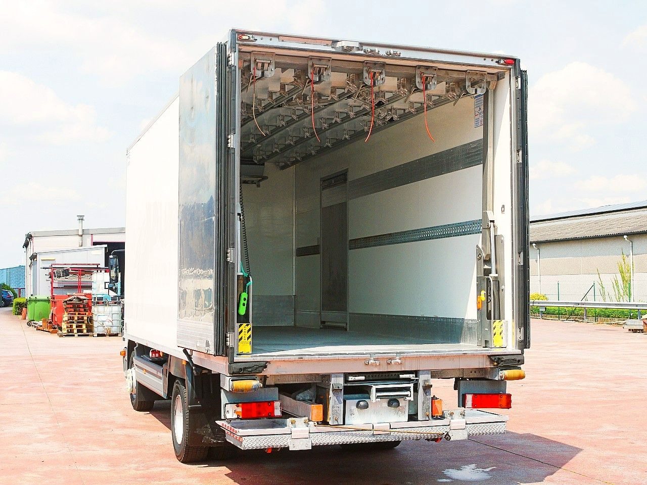 Camião frigorífico Mercedes-Benz 1318 ATEGO FLEISH KUHLKOFFER CARRIER SUPRA 750: foto 7