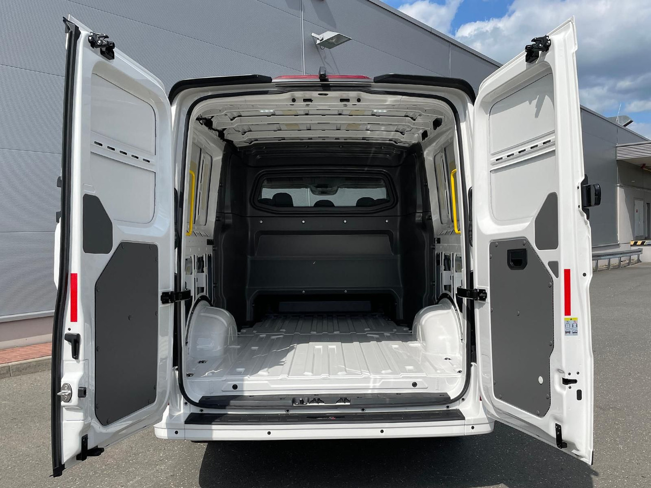 Automóvel MAN TGE 3.200 L3H2 MIXTO 4x4 Individual S ACC STHZ: foto 40