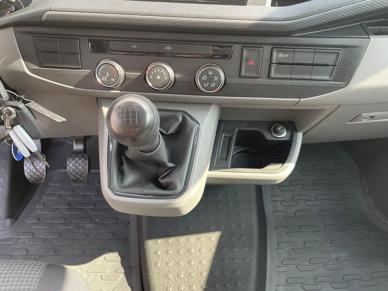 Furgão, Carrinha cabine dupla Volkswagen T6.1 Transporter MIXTO LR 2.0 TDI KLIMA PDC: foto 18 Furgão, Carrinha cabine dupla Volkswagen T6.1 Transporter MIXTO LR 2.0 TDI KLIMA PDC: foto 18