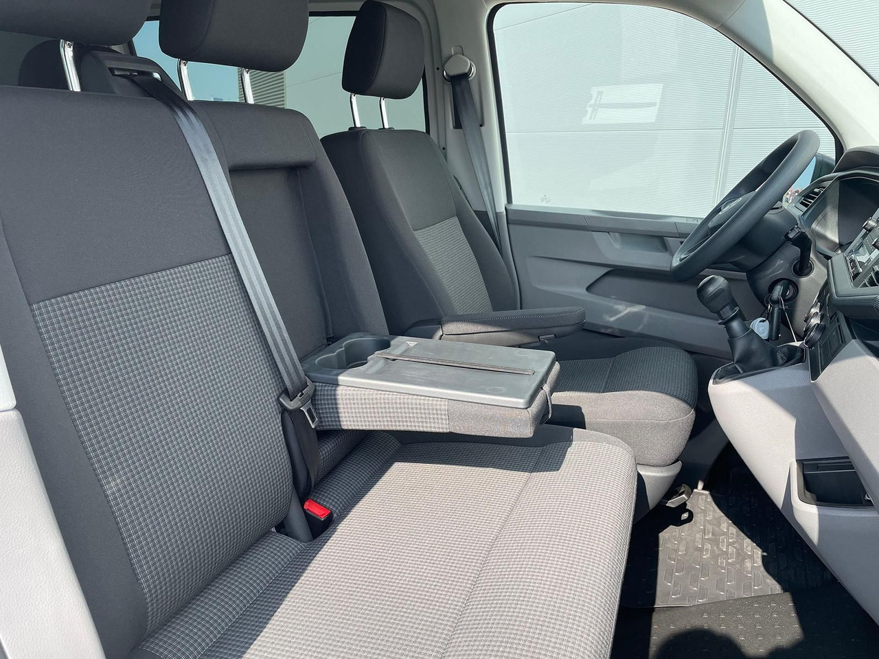 Furgão, Carrinha cabine dupla Volkswagen T6.1 Transporter MIXTO LR 2.0 TDI KLIMA PDC: foto 12 Furgão, Carrinha cabine dupla Volkswagen T6.1 Transporter MIXTO LR 2.0 TDI KLIMA PDC: foto 12