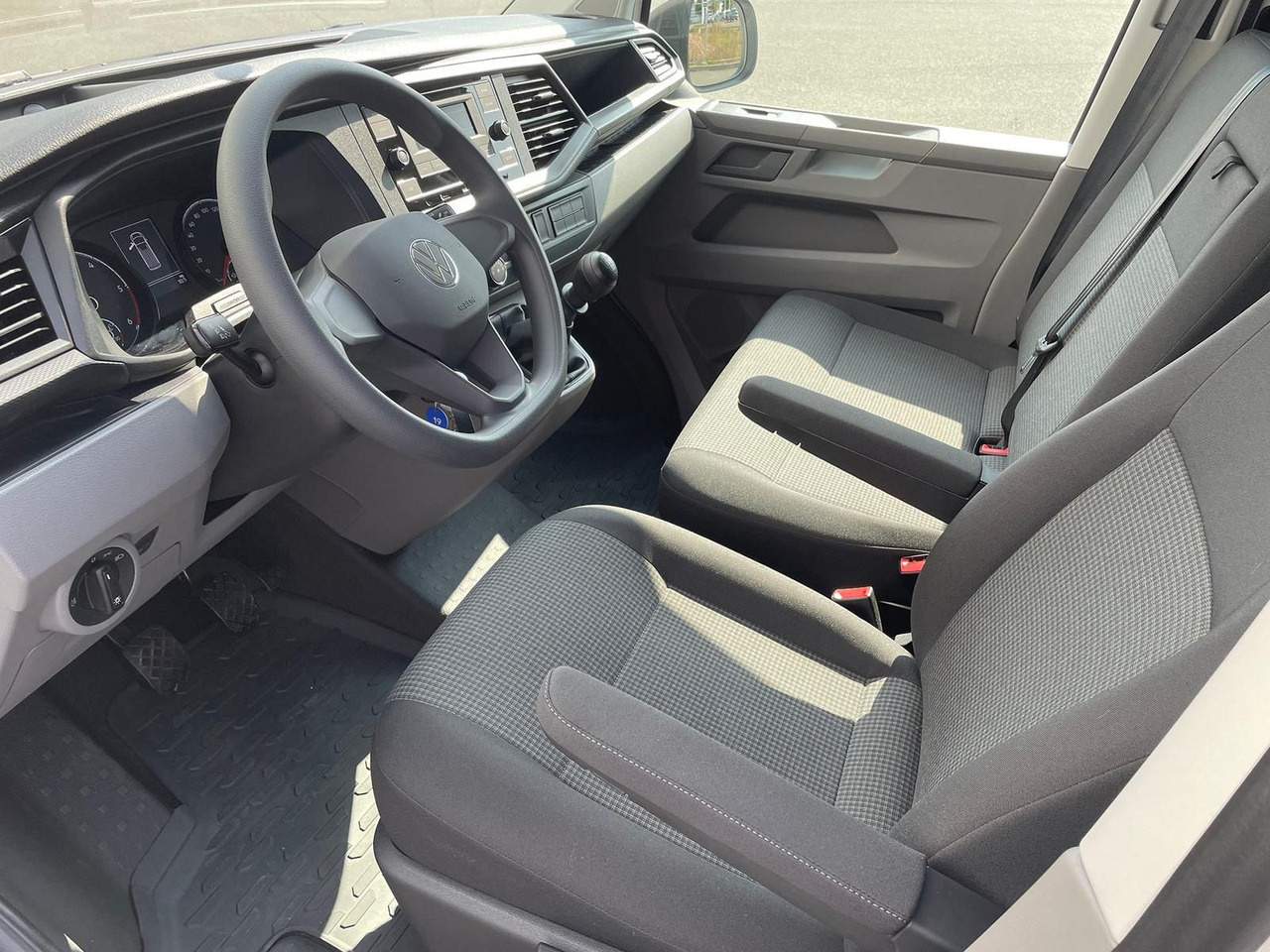 Furgão, Carrinha cabine dupla Volkswagen T6.1 Transporter MIXTO LR 2.0 TDI KLIMA PDC: foto 14 Furgão, Carrinha cabine dupla Volkswagen T6.1 Transporter MIXTO LR 2.0 TDI KLIMA PDC: foto 14