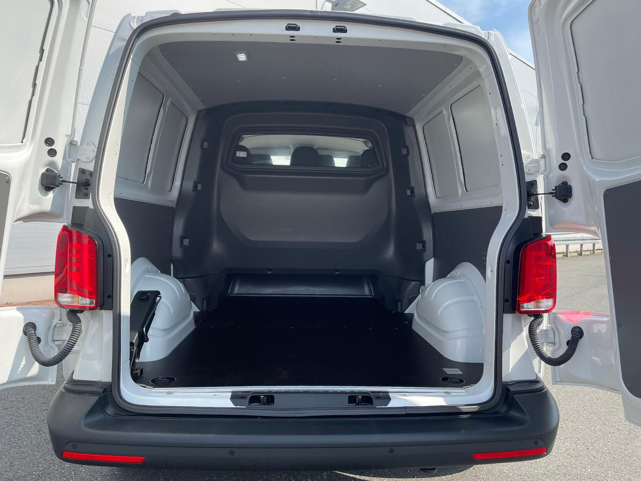 Furgão, Carrinha cabine dupla Volkswagen T6.1 Transporter MIXTO LR 2.0 TDI KLIMA PDC: foto 30 Furgão, Carrinha cabine dupla Volkswagen T6.1 Transporter MIXTO LR 2.0 TDI KLIMA PDC: foto 30