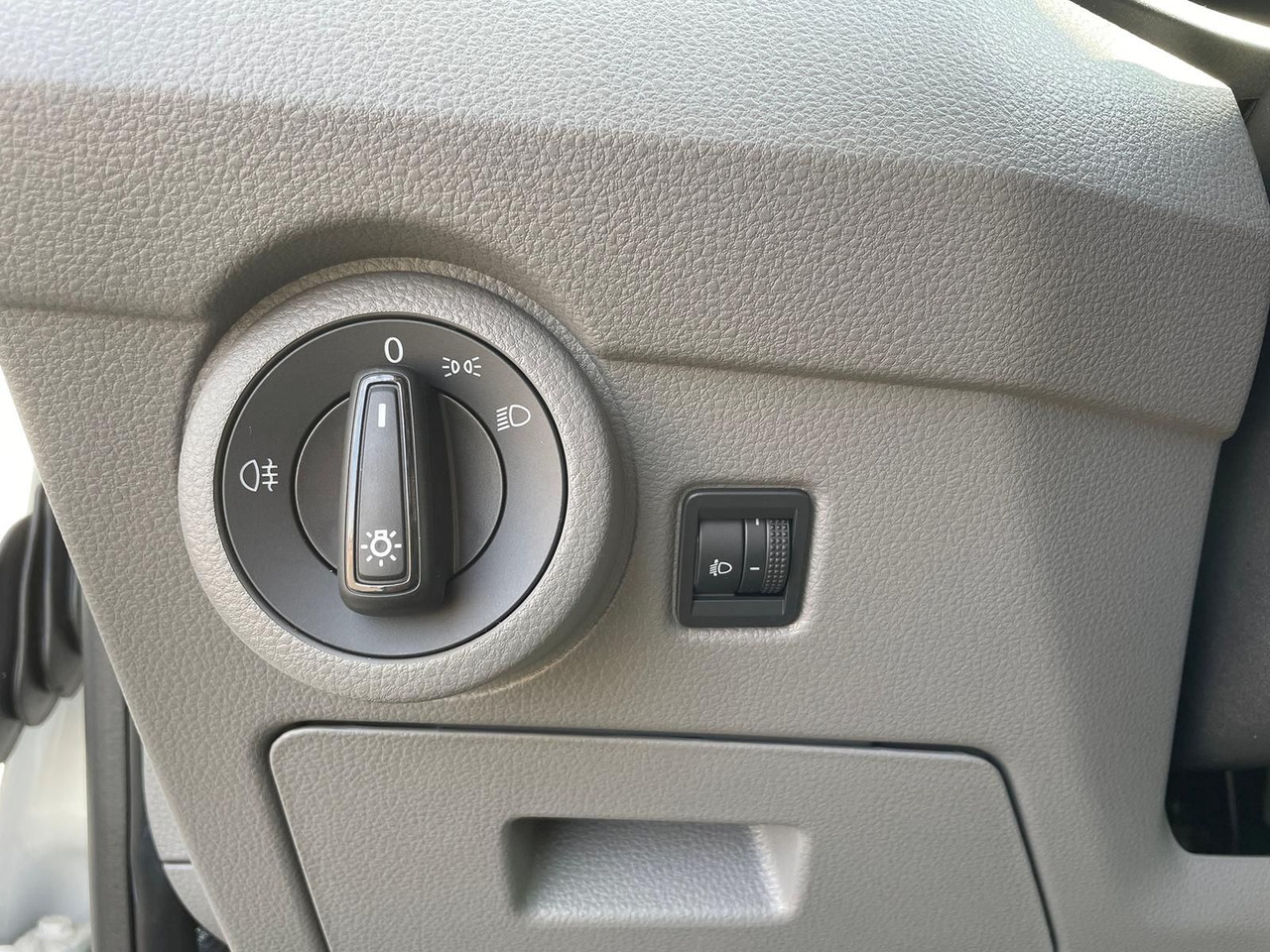 Furgão, Carrinha cabine dupla Volkswagen T6.1 Transporter MIXTO LR 2.0 TDI KLIMA PDC: foto 26 Furgão, Carrinha cabine dupla Volkswagen T6.1 Transporter MIXTO LR 2.0 TDI KLIMA PDC: foto 26