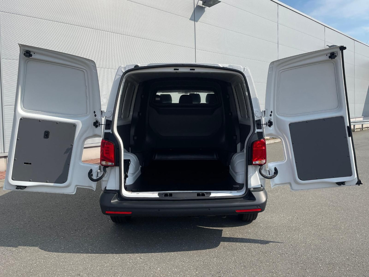 Furgão, Carrinha cabine dupla Volkswagen T6.1 Transporter MIXTO LR 2.0 TDI KLIMA PDC: foto 31 Furgão, Carrinha cabine dupla Volkswagen T6.1 Transporter MIXTO LR 2.0 TDI KLIMA PDC: foto 31