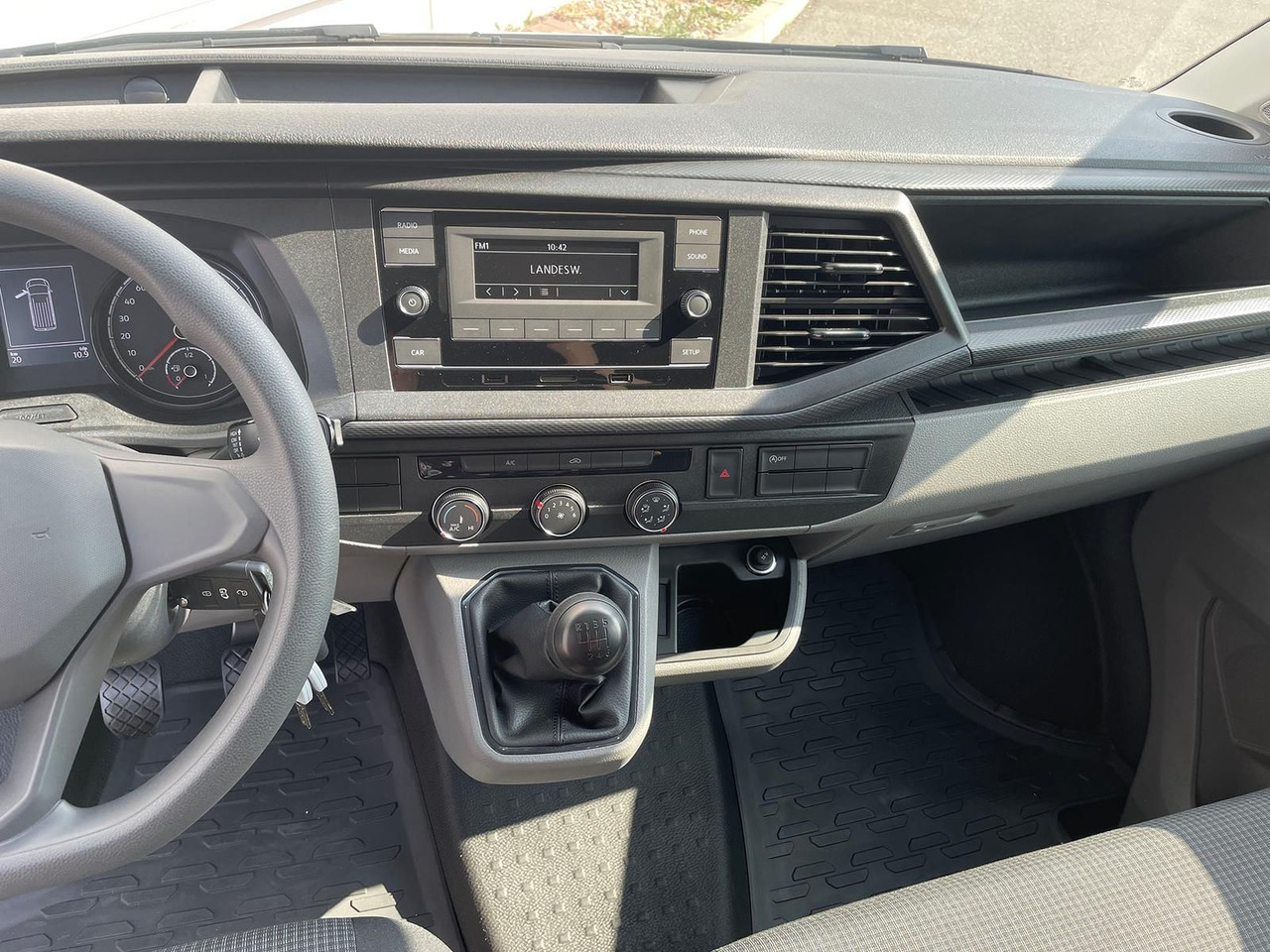 Furgão, Carrinha cabine dupla Volkswagen T6.1 Transporter MIXTO LR 2.0 TDI KLIMA PDC: foto 16 Furgão, Carrinha cabine dupla Volkswagen T6.1 Transporter MIXTO LR 2.0 TDI KLIMA PDC: foto 16