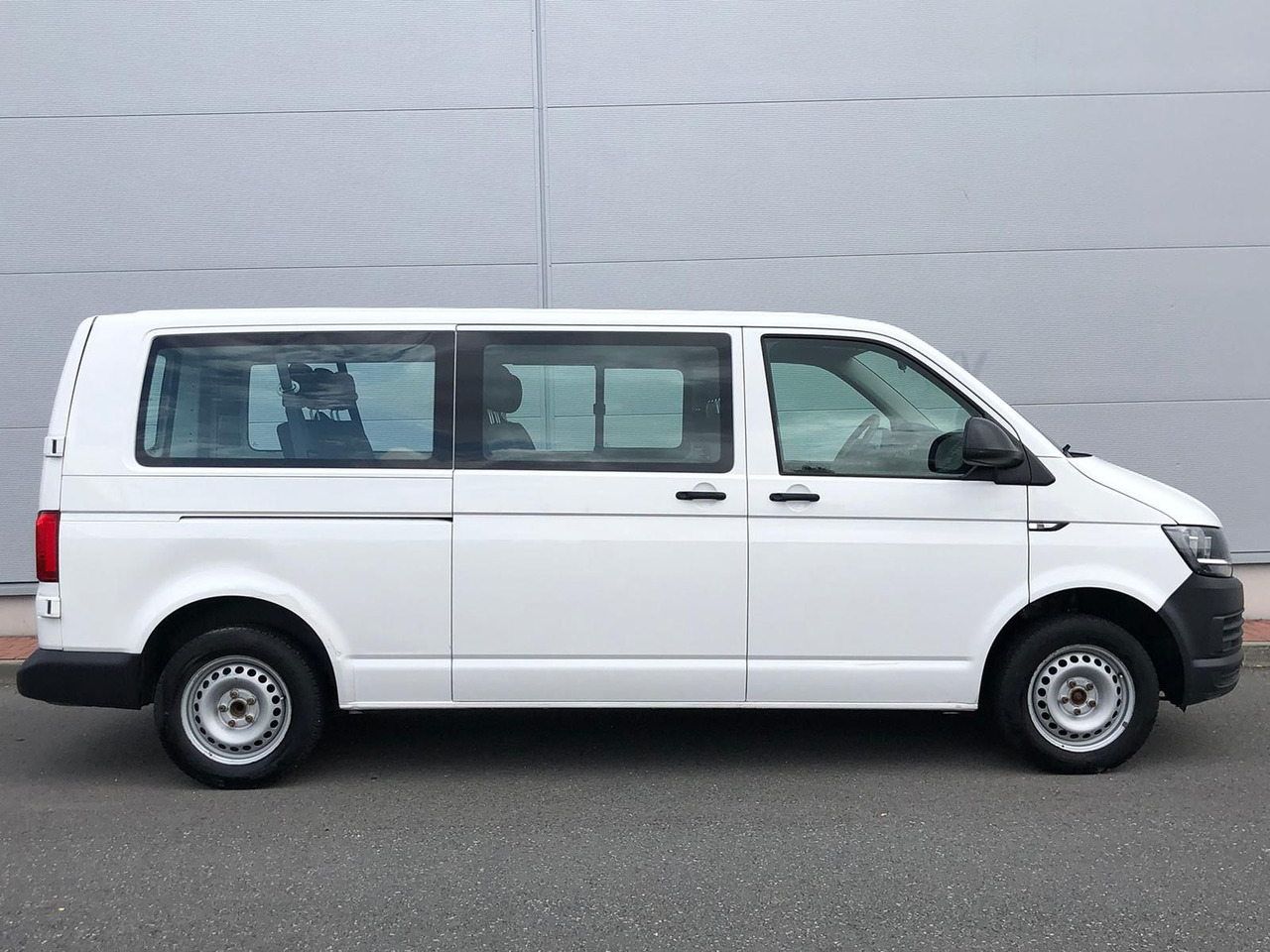 Volkswagen T6 Transporter 2.0 TDI Kombi lang 9-SITZE TEMP - Carrinha: foto 5 Volkswagen T6 Transporter 2.0 TDI Kombi lang 9-SITZE TEMP - Carrinha: foto 5