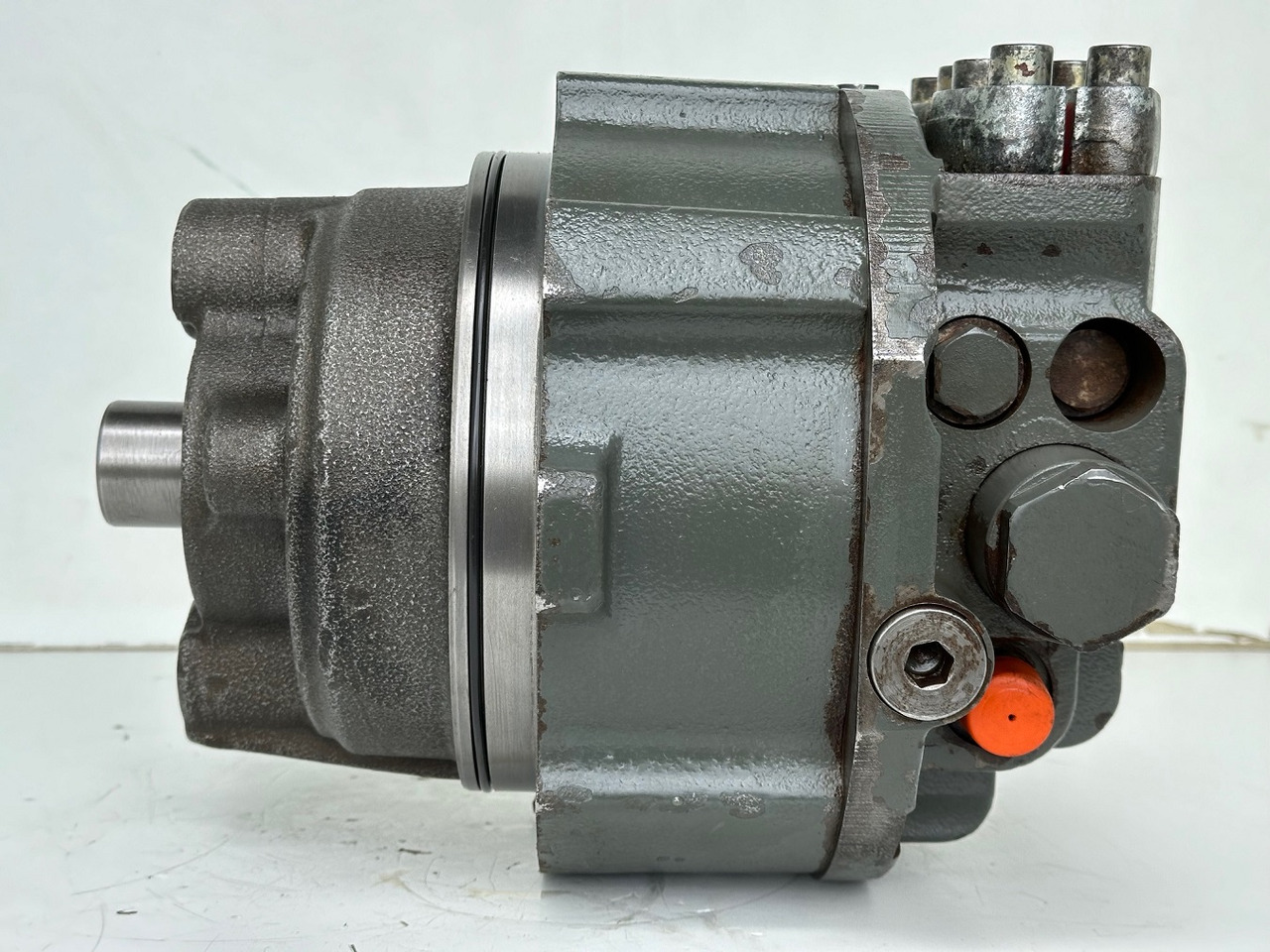 Liebherr Hydraulikeinbaumotor CMVE O 108. ID-Nr.10118562 - ID-Nr.10132610 - ID-Nr.10129048. LOS1916, LOS916, LOS926, R906, R916, R918, R920, R922, R924, R926COMP, R926, R936. #28313# - Motor hidráulico por Máquina de construção: foto 4 Liebherr Hydraulikeinbaumotor CMVE O 108. ID-Nr.10118562 - ID-Nr.10132610 - ID-Nr.10129048. LOS1916, LOS916, LOS926, R906, R916, R918, R920, R922, R924, R926COMP, R926, R936. #28313# - Motor hidráulico por Máquina de construção: foto 4