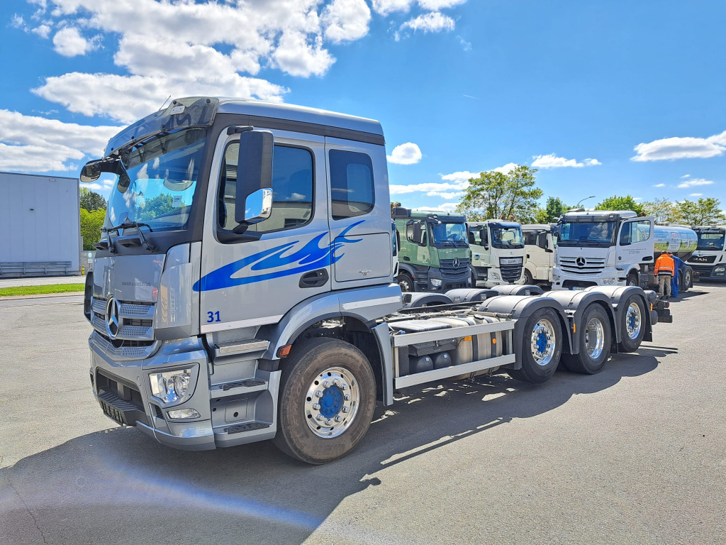 Mercedes Benz Actros 3243 8x2 1,2 & 4 Lenkachse, 2 & 4 Liftbar(Nr. 6051) - Camião chassi: foto 3 Mercedes Benz Actros 3243 8x2 1,2 & 4 Lenkachse, 2 & 4 Liftbar(Nr. 6051) - Camião chassi: foto 3