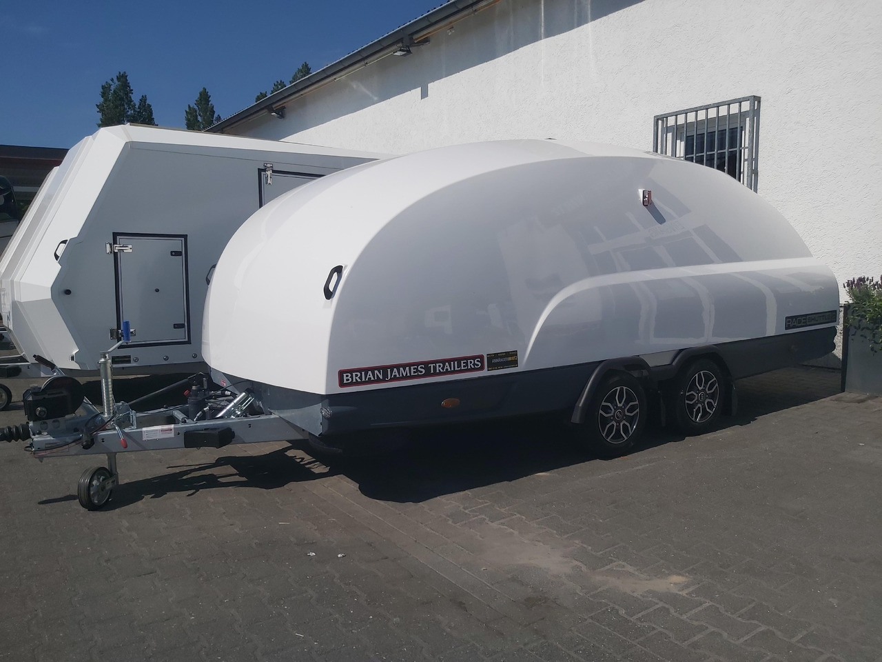 BJT Race Shuttle 2 430x195x150cm ankippbar Rampen Alufelgen dark Seilwinde 100km/H 2600kg Modell 24 - Reboque transporte de veículos: foto 5 BJT Race Shuttle 2 430x195x150cm ankippbar Rampen Alufelgen dark Seilwinde 100km/H 2600kg Modell 24 - Reboque transporte de veículos: foto 5