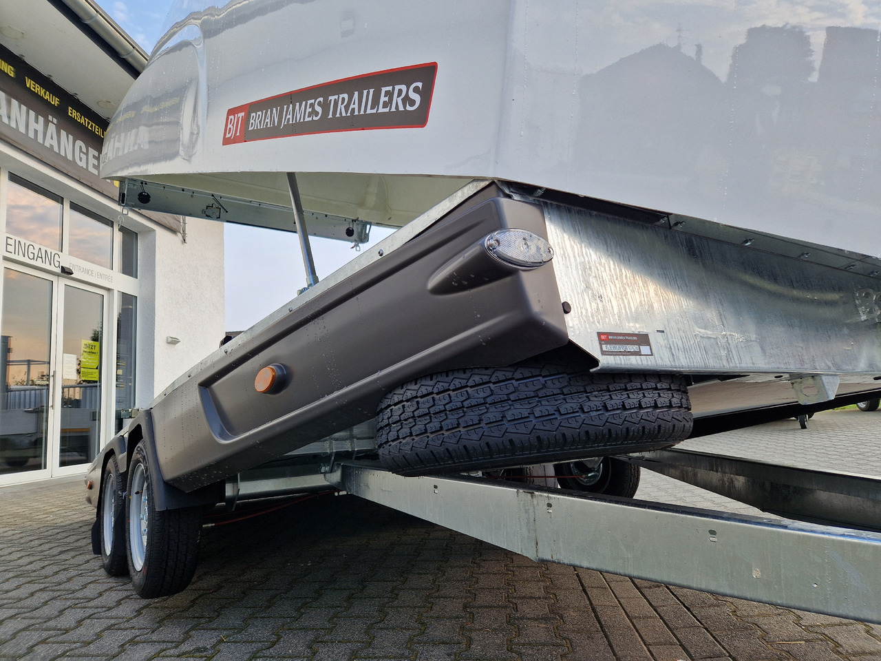 BJT Race Shuttle 2 Transporter 430x195x160cm ankippbar Winde 2600kg 100 km/H Modell 2024 - Reboque transporte de veículos: foto 4 BJT Race Shuttle 2 Transporter 430x195x160cm ankippbar Winde 2600kg 100 km/H Modell 2024 - Reboque transporte de veículos: foto 4