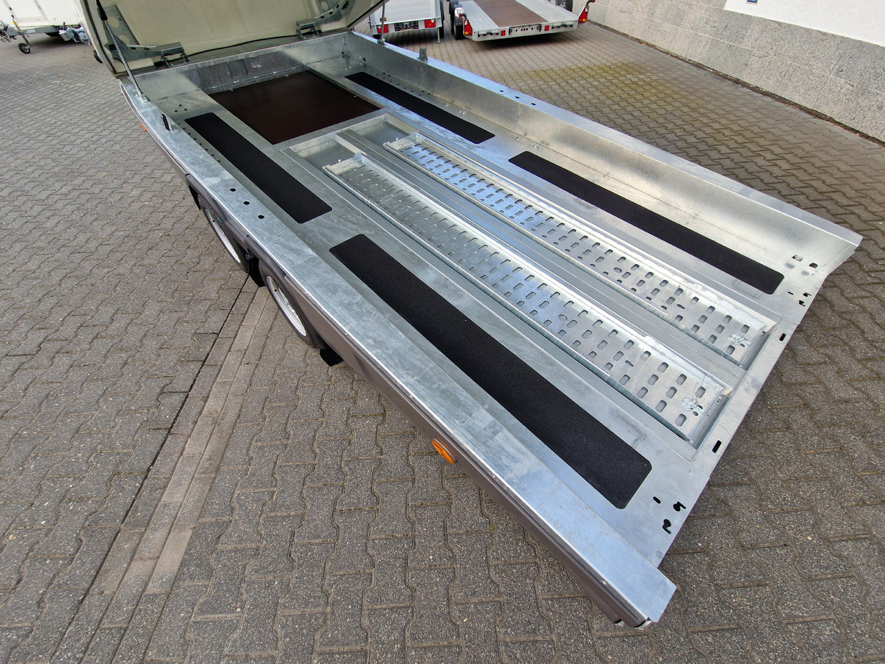 BJT Race Shuttle 2 Transporter 430x195x160cm ankippbar Winde 2600kg 100 km/H Modell 2024 - Reboque transporte de veículos: foto 3 BJT Race Shuttle 2 Transporter 430x195x160cm ankippbar Winde 2600kg 100 km/H Modell 2024 - Reboque transporte de veículos: foto 3