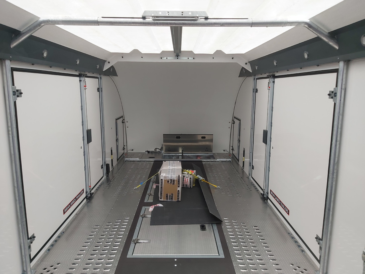 Reboque transporte de veículos BJT Race Transporter 6 396-2040 600x235x189cm weiß Lichtpaket Alufelgen darkline 10" 3500kg 22: foto 6
