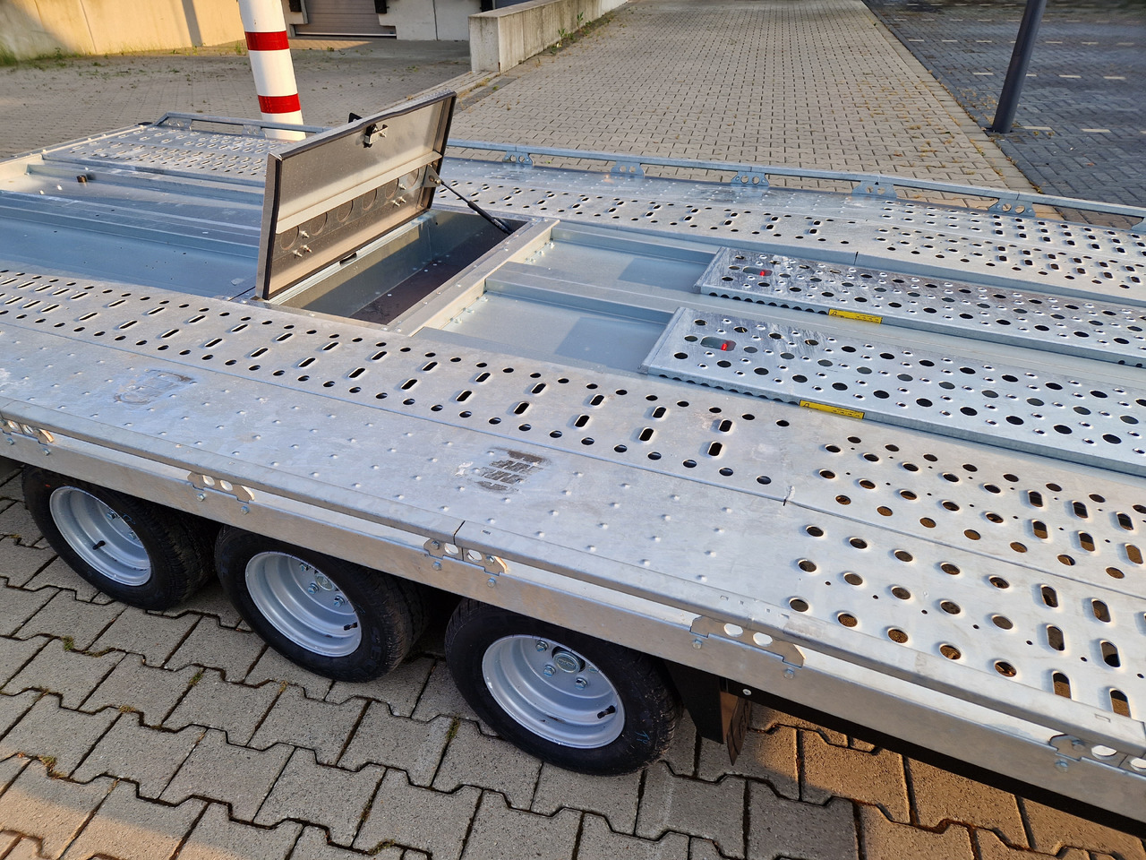 Reboque transporte de veículos BJT T Transporter 231 500x224cm blackline Auffahrrampen 235cm Tridem 10" 3500kg: foto 6