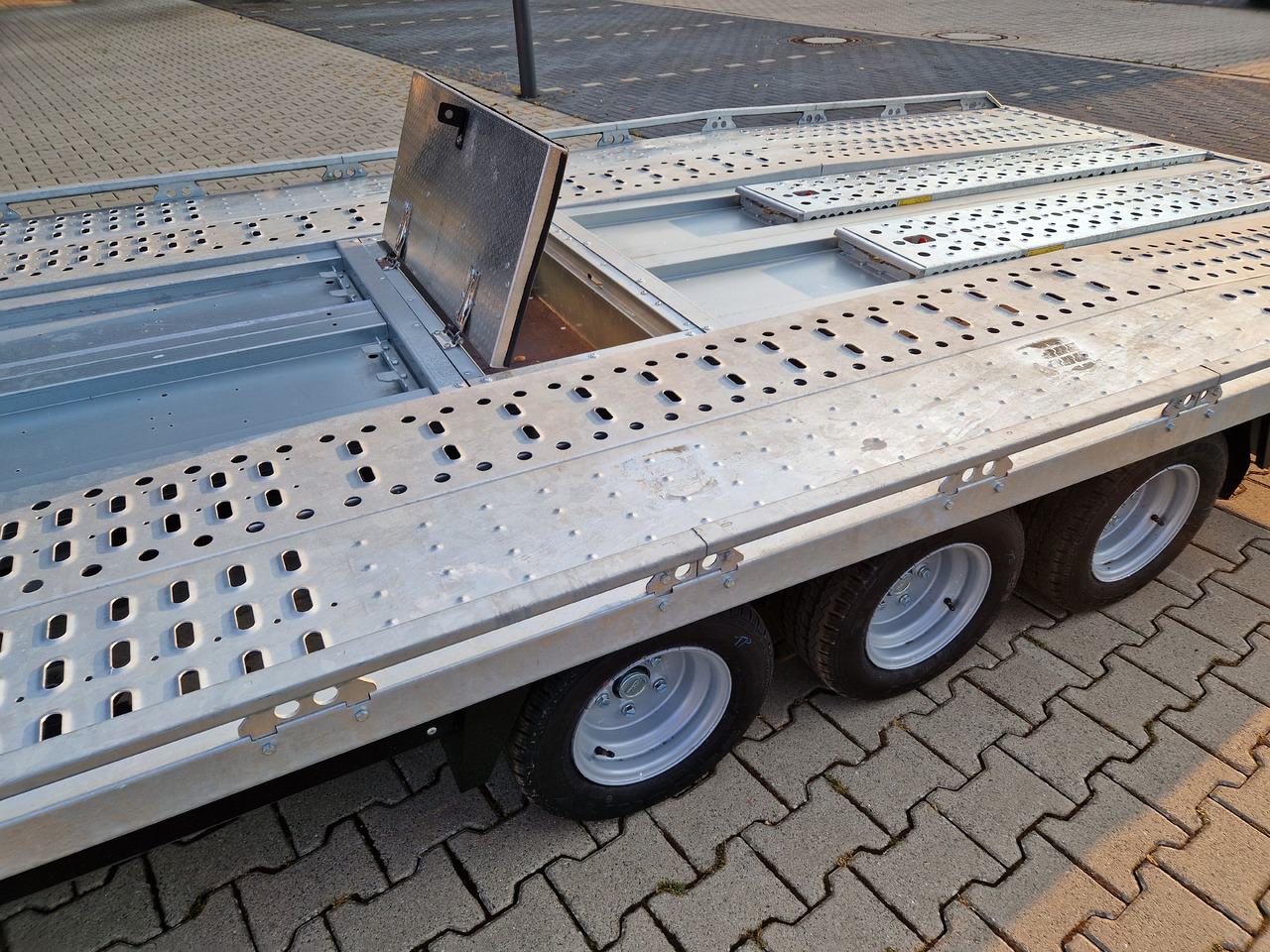 Reboque transporte de veículos BJT T Transporter 231 500x224cm blackline Auffahrrampen 235cm Tridem 10" 3500kg: foto 8