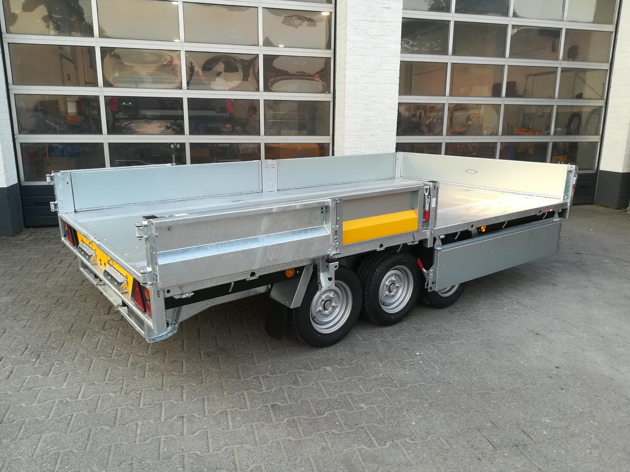 Reboque basculante Brian James Trailer CarGO Tipper 2 elektrisch 360x195x30cm Stahlbordwände Pendel 12" Tridem 3,5t on: foto 6