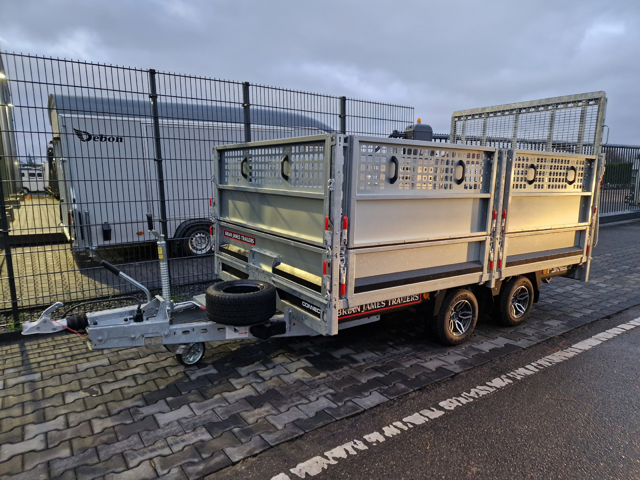 Brian James Trailer Connect 310x188cm black Premium Greenkeeper Alufelgen Tandem 10" 3000kg - Reboque plataforma/ Caixa aberta: foto 2 Brian James Trailer Connect 310x188cm black Premium Greenkeeper Alufelgen Tandem 10" 3000kg - Reboque plataforma/ Caixa aberta: foto 2
