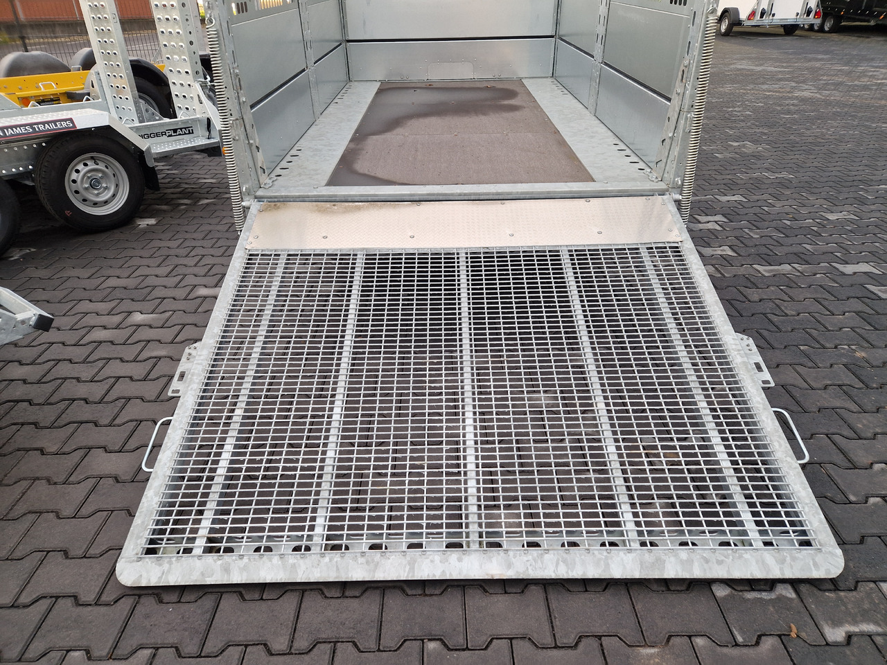 Brian James Trailer Connect 310x188cm black Premium Greenkeeper Alufelgen Tandem 10" 3000kg - Reboque plataforma/ Caixa aberta: foto 4 Brian James Trailer Connect 310x188cm black Premium Greenkeeper Alufelgen Tandem 10" 3000kg - Reboque plataforma/ Caixa aberta: foto 4