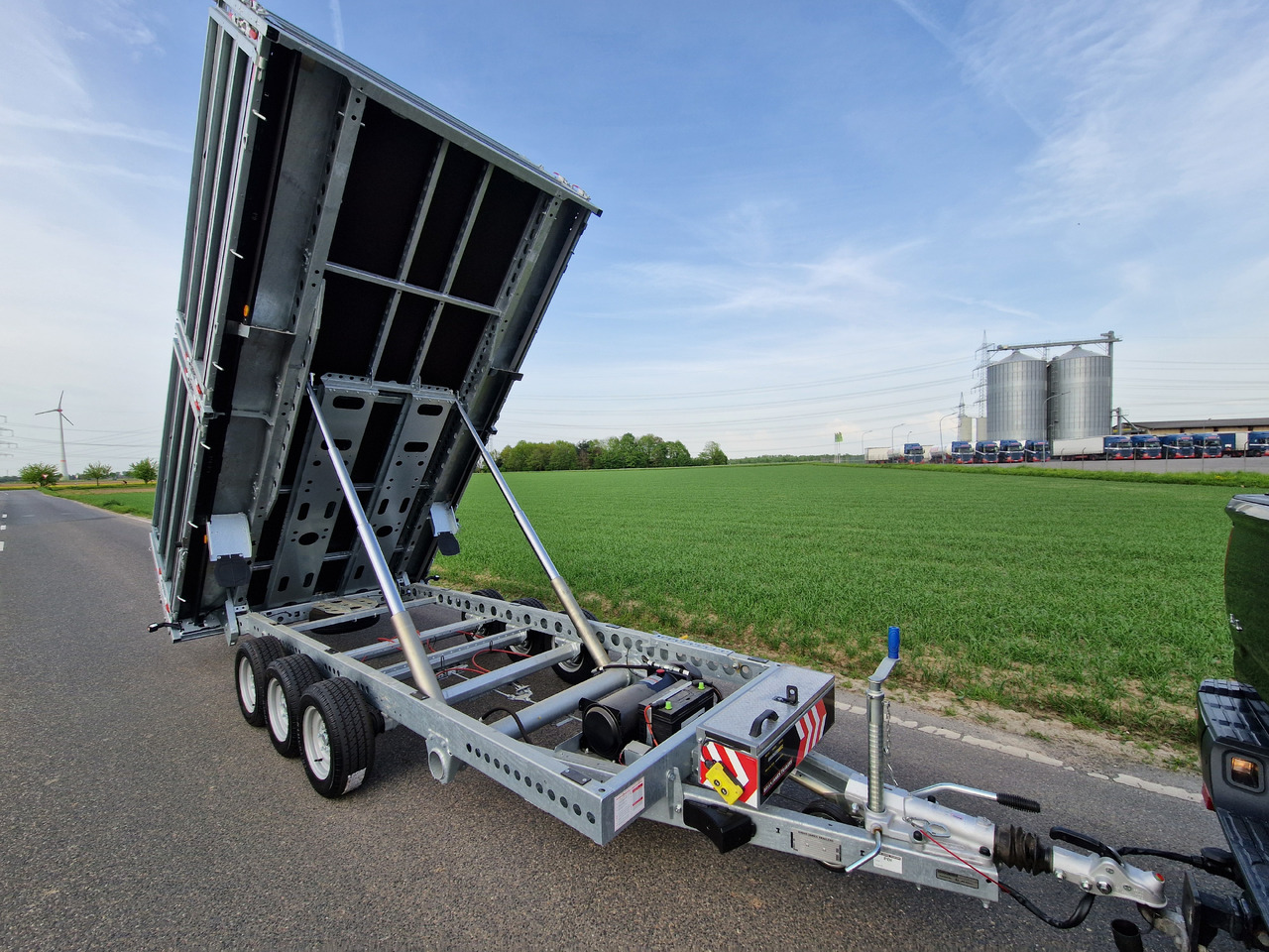 Reboque basculante Brian James Trailer Tipper 526-4020 400x200x100cm Aufsatz elek. blackline LED Tridem 3500kg Aktion: foto 8 Reboque basculante Brian James Trailer Tipper 526-4020 400x200x100cm Aufsatz elek. blackline LED Tridem 3500kg Aktion: foto 8