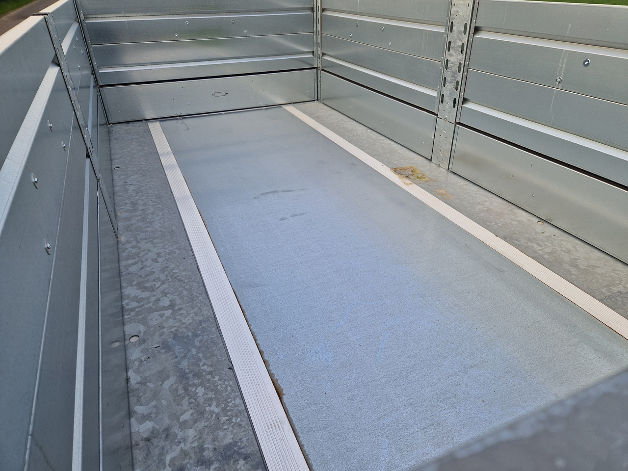 Reboque basculante Brian James Trailer Tipper 526-4020 400x200x100cm Aufsatz elek. blackline LED Tridem 3500kg Aktion: foto 11 Reboque basculante Brian James Trailer Tipper 526-4020 400x200x100cm Aufsatz elek. blackline LED Tridem 3500kg Aktion: foto 11