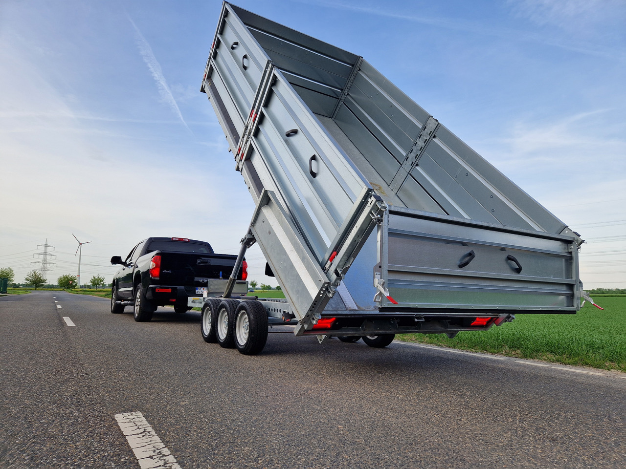 Reboque basculante Brian James Trailer Tipper 526-4020 400x200x100cm Aufsatz elek. blackline LED Tridem 3500kg Aktion: foto 13 Reboque basculante Brian James Trailer Tipper 526-4020 400x200x100cm Aufsatz elek. blackline LED Tridem 3500kg Aktion: foto 13