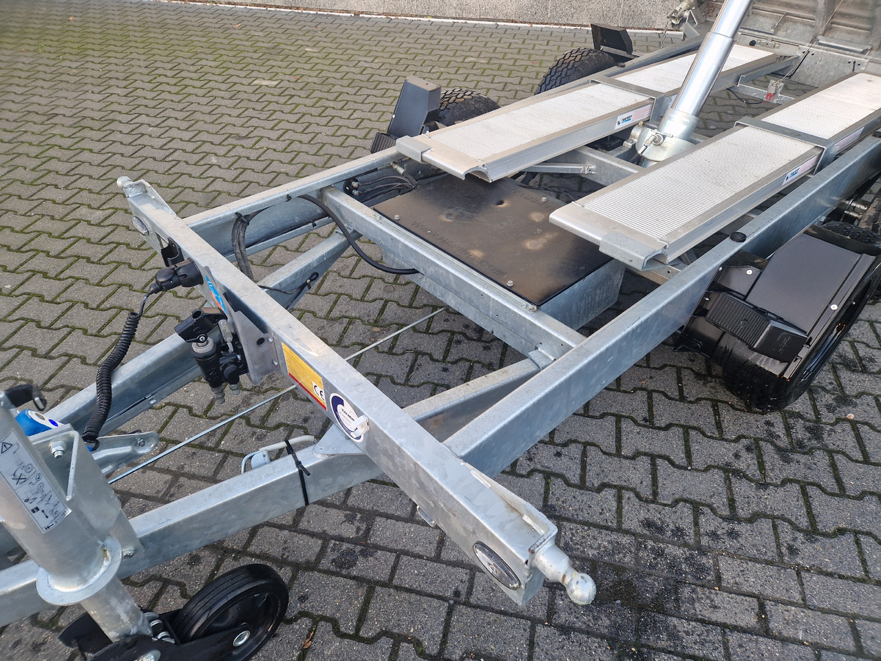 COBALT+ 335x180x40cm black +40cm hohe Aluwände Elektro Rampen Stützen Parabelfederung 3500kg - Reboque basculante: foto 3 COBALT+ 335x180x40cm black +40cm hohe Aluwände Elektro Rampen Stützen Parabelfederung 3500kg - Reboque basculante: foto 3