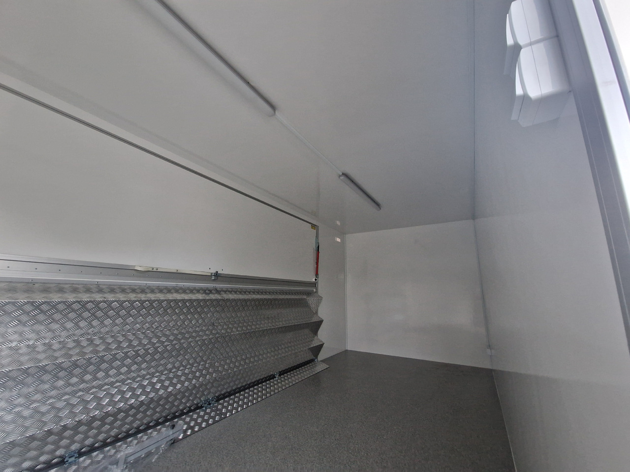 Event Trailer Koffer TWSP M 600T.01 600x220x217cm Seitenklappe Treppe Tür 230V Licht IL 2700kg 100 - Roulote bar: foto 4 Event Trailer Koffer TWSP M 600T.01 600x220x217cm Seitenklappe Treppe Tür 230V Licht IL 2700kg 100 - Roulote bar: foto 4
