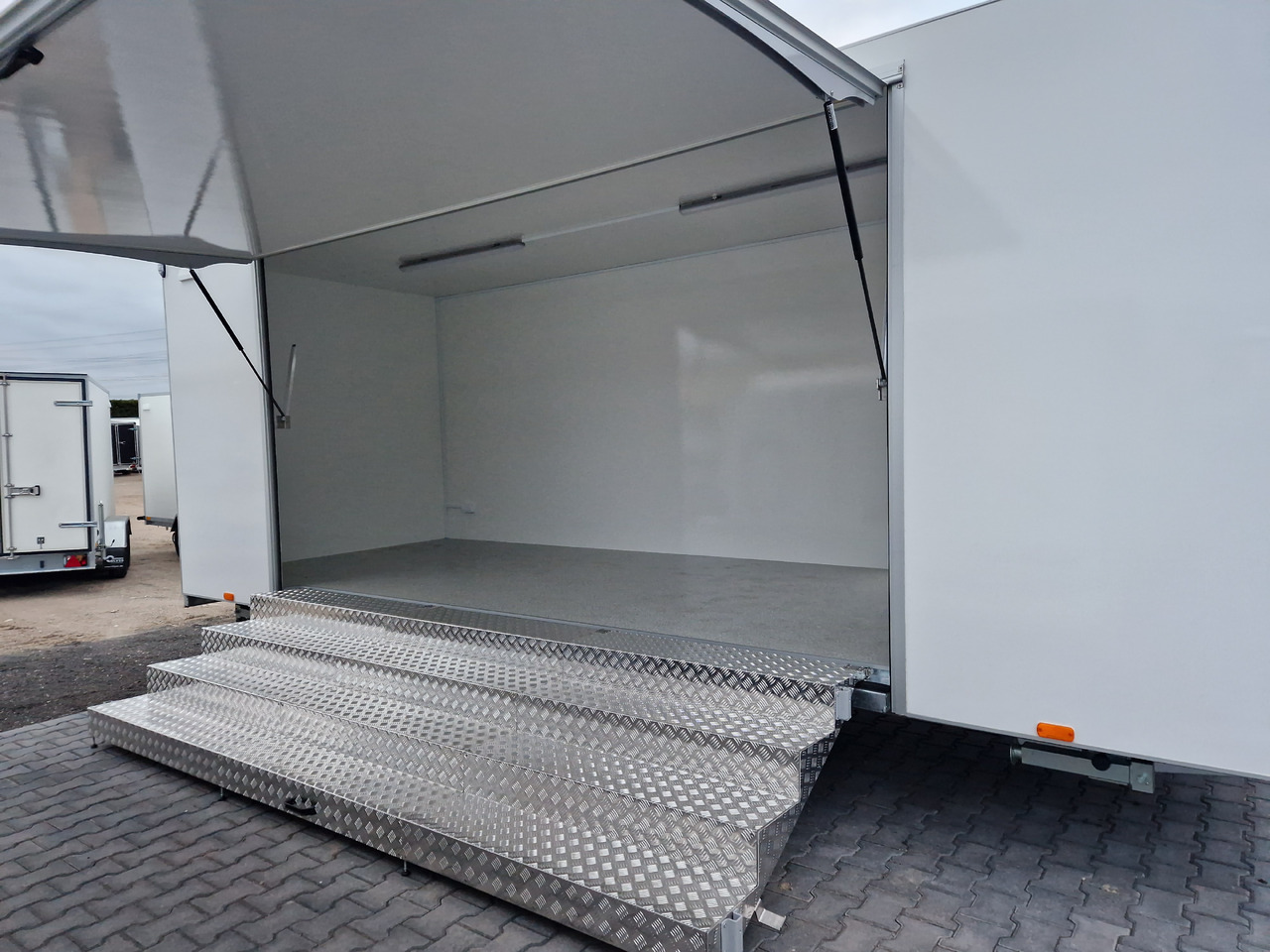 Event Trailer Koffer TWSP M 600T.01 600x230x217cm extrabreit Treppe 230V Licht 2700kg - Roulote bar: foto 5 Event Trailer Koffer TWSP M 600T.01 600x230x217cm extrabreit Treppe 230V Licht 2700kg - Roulote bar: foto 5