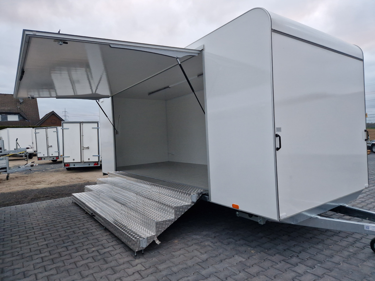 Event Trailer Koffer TWSP M 600T.01 600x230x217cm extrabreit Treppe 230V Licht 2700kg - Roulote bar: foto 1 Event Trailer Koffer TWSP M 600T.01 600x230x217cm extrabreit Treppe 230V Licht 2700kg - Roulote bar: foto 1