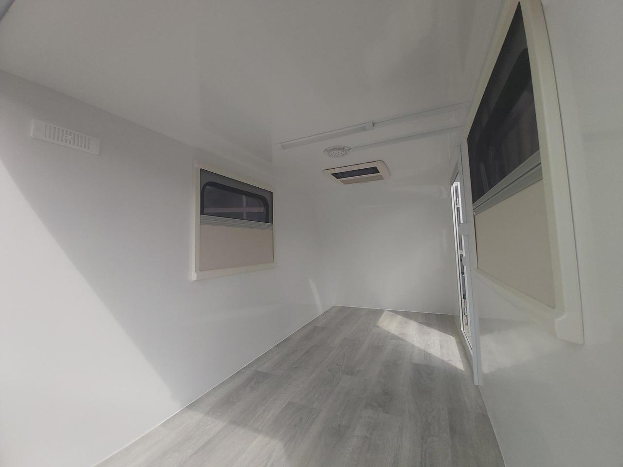 Kargo Camp TFS S Midi 320x150x150cm aero Seitentür Fenster Strom 230V (S) 750kg gebremst Modell 22 - Caravana: foto 3 Kargo Camp TFS S Midi 320x150x150cm aero Seitentür Fenster Strom 230V (S) 750kg gebremst Modell 22 - Caravana: foto 3