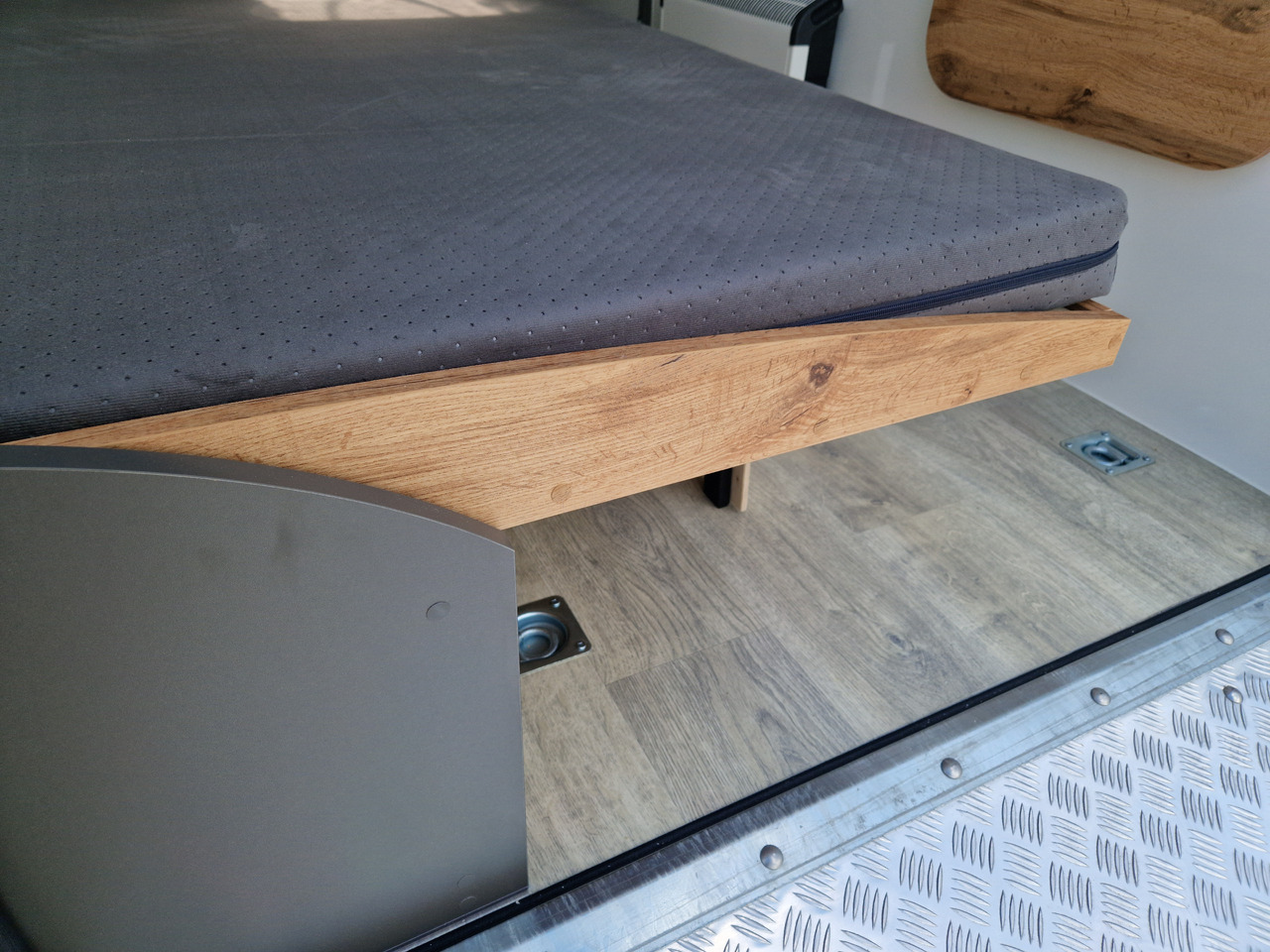 Koffer Camp TFS ST 320.01 320x150x180cm Premium Rampe Seitentür Fenster Bett 1300kg 100km/H - Caravana: foto 4 Koffer Camp TFS ST 320.01 320x150x180cm Premium Rampe Seitentür Fenster Bett 1300kg 100km/H - Caravana: foto 4