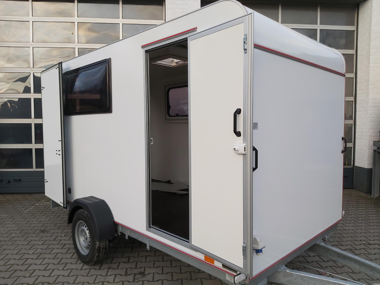 Koffer Sport Camp TFS 360.00 360x180x190cm aero Seitentür 2 Fenster+ DL IL 230V 1300kg 100km/H - Caravana: foto 3 Koffer Sport Camp TFS 360.00 360x180x190cm aero Seitentür 2 Fenster+ DL IL 230V 1300kg 100km/H - Caravana: foto 3