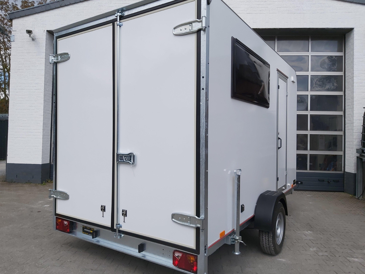 Koffer Sport Camp TFS 360.00 360x200x210cm aero Seitentür Fenster Bett (L) 1300kg 100km/H - Caravana: foto 2 Koffer Sport Camp TFS 360.00 360x200x210cm aero Seitentür Fenster Bett (L) 1300kg 100km/H - Caravana: foto 2
