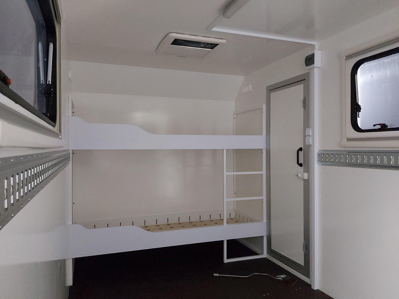 Koffer Sport Camp TFS 360.01 360x200x210cm aero Seitentür Heckrampe Fenster Bett (L) 100kmH 1300kg - Caravana: foto 5 Koffer Sport Camp TFS 360.01 360x200x210cm aero Seitentür Heckrampe Fenster Bett (L) 100kmH 1300kg - Caravana: foto 5