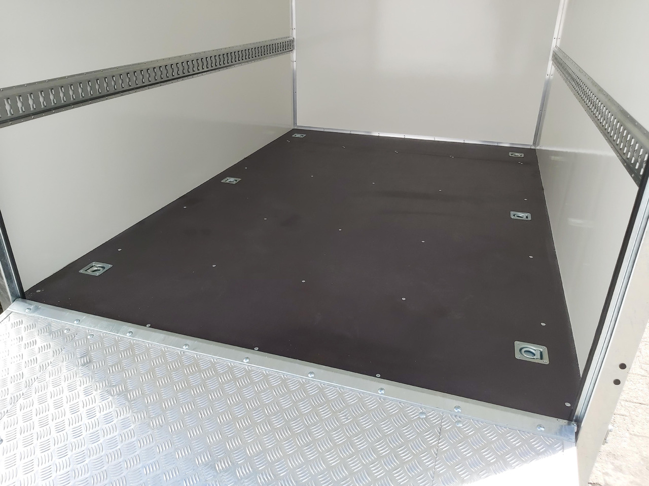Koffer Sport Camp TFS 550.01 550x200x210cm Heckrampe Wohnabteil Premium 100km/H 2700kg AKTION - Roulote bar: foto 5 Koffer Sport Camp TFS 550.01 550x200x210cm Heckrampe Wohnabteil Premium 100km/H 2700kg AKTION - Roulote bar: foto 5