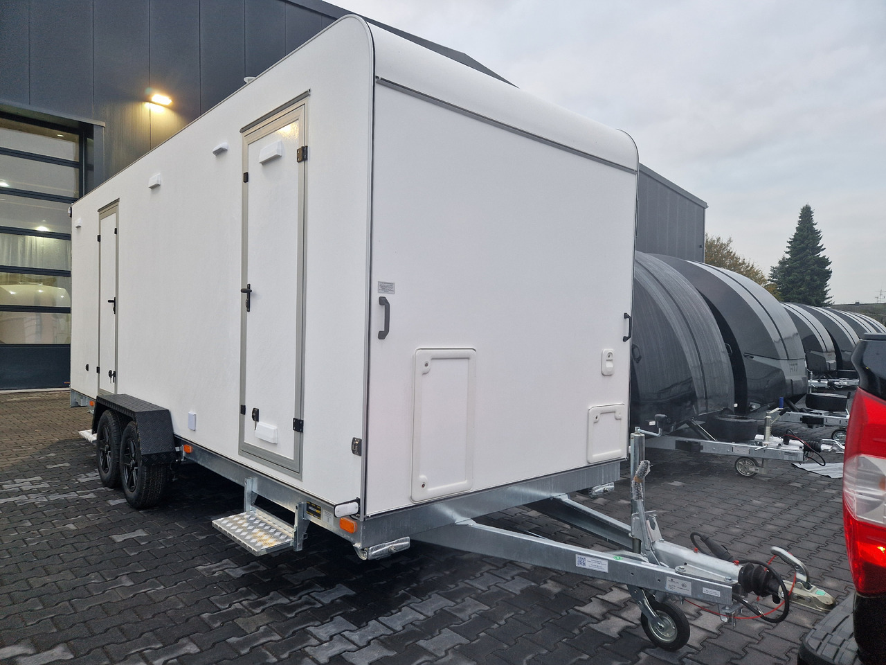 Koffer Sport Camp TFS 600.01 600x200x210cm Laderaum 300cm mit Seitentür Wohnabteil 2700kg 100 km/H - Reboque furgão: foto 1 Koffer Sport Camp TFS 600.01 600x200x210cm Laderaum 300cm mit Seitentür Wohnabteil 2700kg 100 km/H - Reboque furgão: foto 1