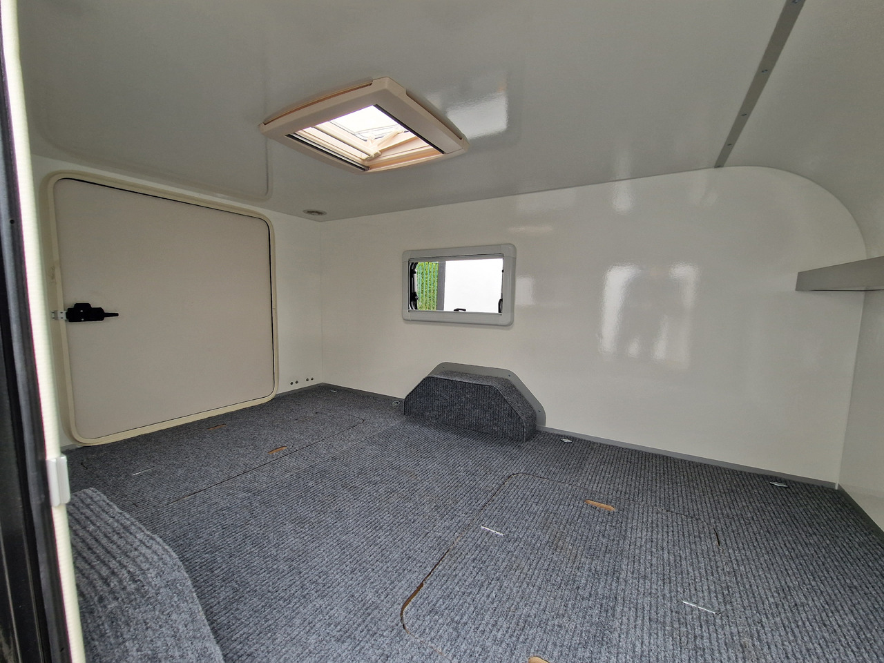 Mini Caravan Cargo Base Camp M+ wild 290cm Alufelgen 2 Fenster 100km/H 800kg - Caravana: foto 4 Mini Caravan Cargo Base Camp M+ wild 290cm Alufelgen 2 Fenster 100km/H 800kg - Caravana: foto 4