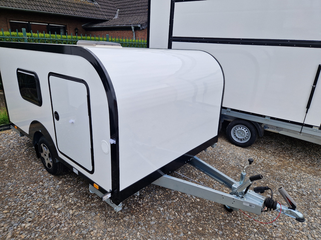 Mini Caravan Cargo Base Camp M+ wild 290cm Alufelgen 2 Fenster 100km/H 800kg - Caravana: foto 1 Mini Caravan Cargo Base Camp M+ wild 290cm Alufelgen 2 Fenster 100km/H 800kg - Caravana: foto 1