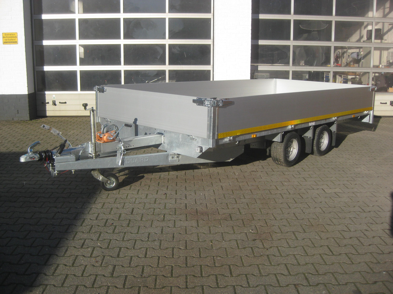Multi Transporter 406x200x40cm Auffahrrampen 10" niedrig Fahrwerk LfH 56cm (XL) 2700kg - Reboque plataforma/ Caixa aberta: foto 1 Multi Transporter 406x200x40cm Auffahrrampen 10" niedrig Fahrwerk LfH 56cm (XL) 2700kg - Reboque plataforma/ Caixa aberta: foto 1