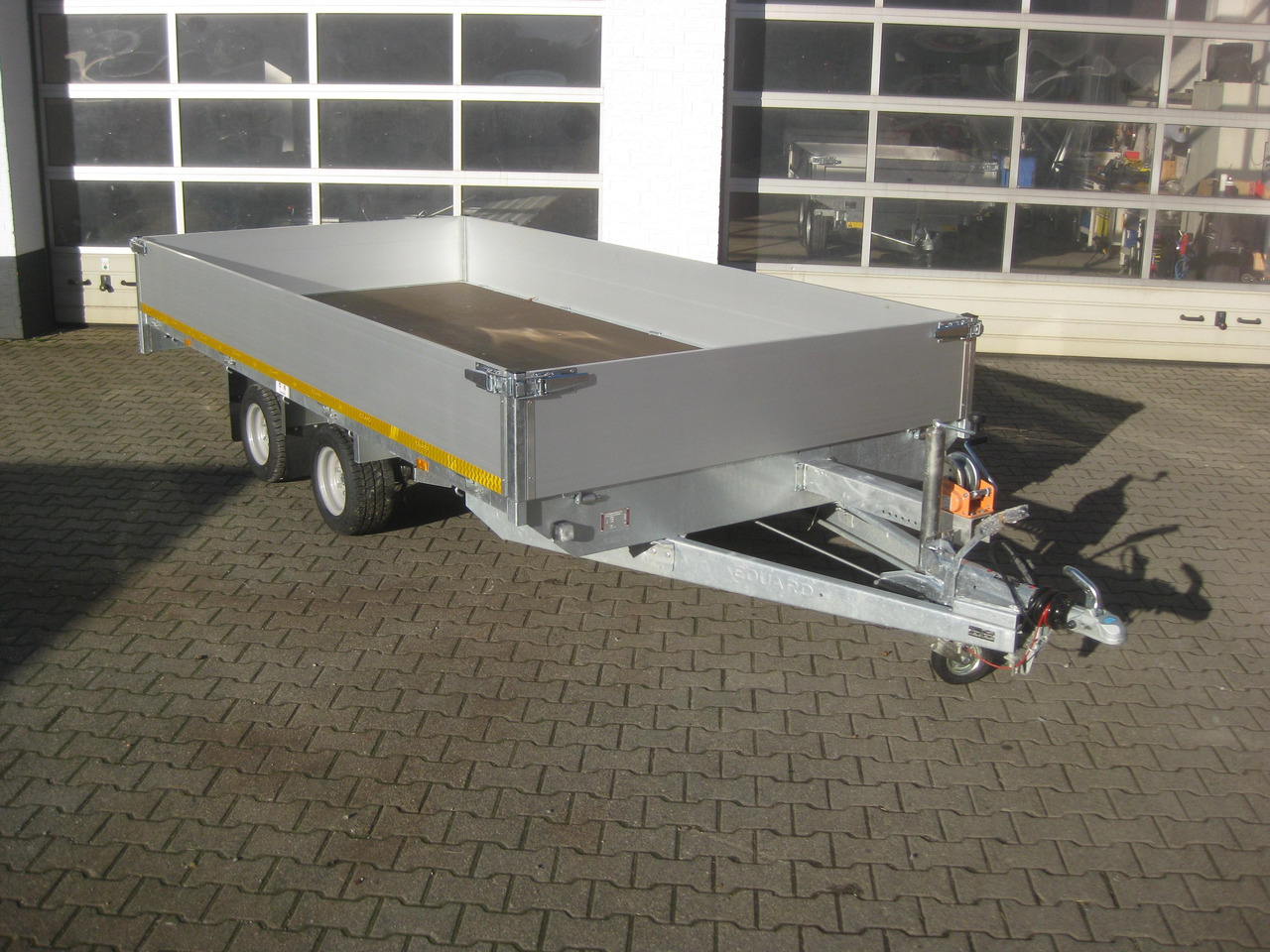 Multi Transporter 406x200x40cm Auffahrrampen 10" niedrig Fahrwerk LfH 56cm (XL) 2700kg - Reboque plataforma/ Caixa aberta: foto 2 Multi Transporter 406x200x40cm Auffahrrampen 10" niedrig Fahrwerk LfH 56cm (XL) 2700kg - Reboque plataforma/ Caixa aberta: foto 2