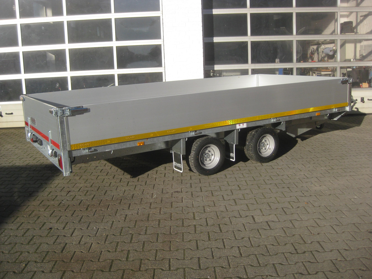 Multi Transporter 406x200x40cm Auffahrrampen 10" niedrig Fahrwerk LfH 56cm (XL) 2700kg - Reboque plataforma/ Caixa aberta: foto 4 Multi Transporter 406x200x40cm Auffahrrampen 10" niedrig Fahrwerk LfH 56cm (XL) 2700kg - Reboque plataforma/ Caixa aberta: foto 4