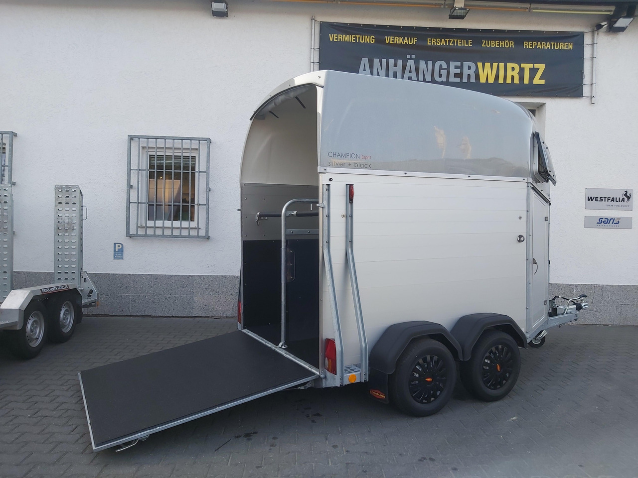 Reboque para cavalos Pferdeanhänger Böckmann Champion Esprit C silver black Sattelkammer Trittschutz 2400kg preorder 24: foto 6 Reboque para cavalos Pferdeanhänger Böckmann Champion Esprit C silver black Sattelkammer Trittschutz 2400kg preorder 24: foto 6