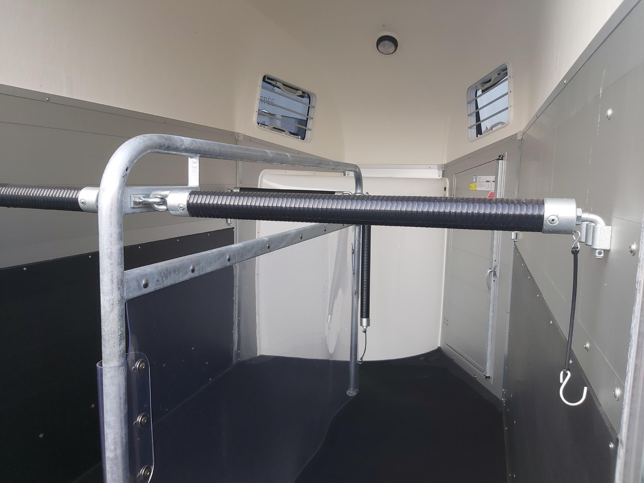 Reboque para cavalos Pferdeanhänger Böckmann Champion Esprit C silver black Sattelkammer Trittschutz 2400kg preorder 24: foto 8 Reboque para cavalos Pferdeanhänger Böckmann Champion Esprit C silver black Sattelkammer Trittschutz 2400kg preorder 24: foto 8