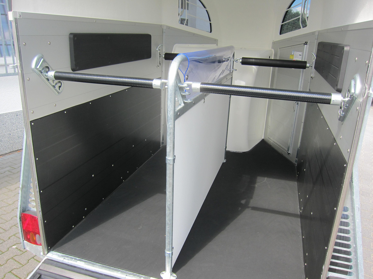 Pferdeanhänger Böckmann Champion R 165 Western Sattelkammer blackline 2400kg CFF 100 km/H Modell 22 - Reboque para cavalos: foto 5 Pferdeanhänger Böckmann Champion R 165 Western Sattelkammer blackline 2400kg CFF 100 km/H Modell 22 - Reboque para cavalos: foto 5