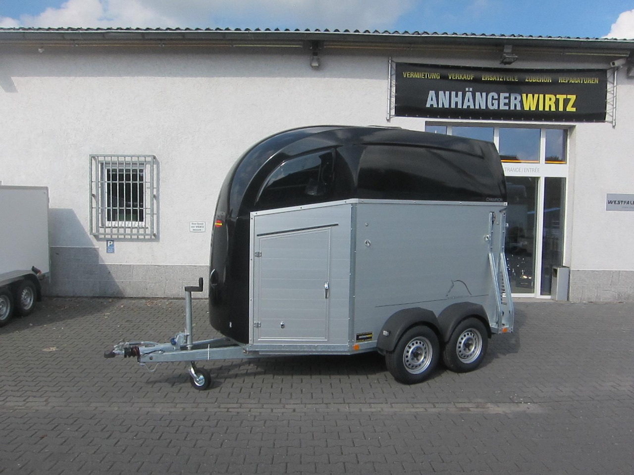 Pferdeanhänger Böckmann Champion R Sattelkammer blackline 2400kg CFF+ 100 km/H Modell 25 - Reboque para cavalos: foto 1 Pferdeanhänger Böckmann Champion R Sattelkammer blackline 2400kg CFF+ 100 km/H Modell 25 - Reboque para cavalos: foto 1