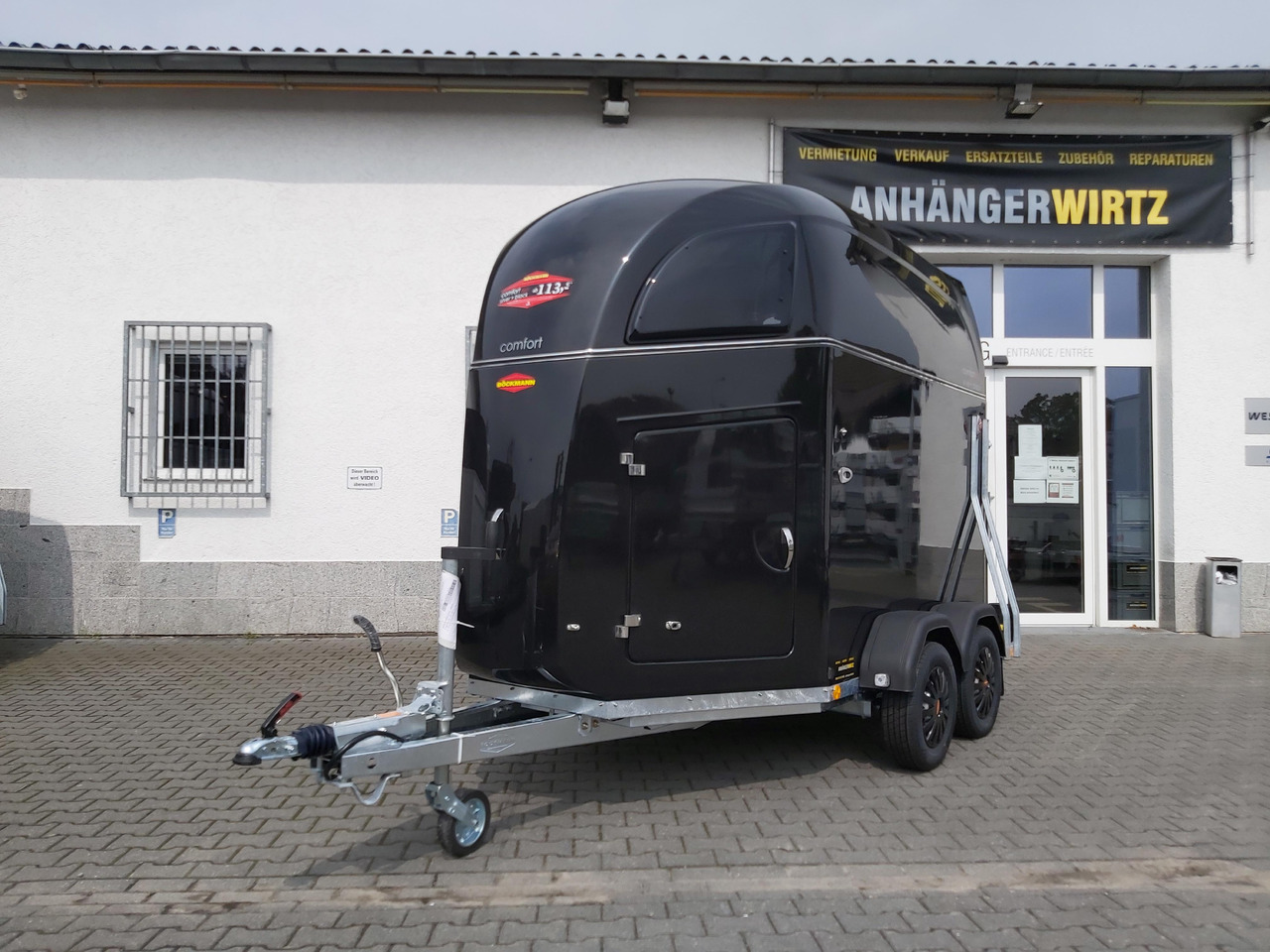 Pferdeanhänger Böckmann Comfort Esprit black Set Sattelkammer Trittschutz 100km/H 2400kg Modell 2024 - Reboque para cavalos: foto 1 Pferdeanhänger Böckmann Comfort Esprit black Set Sattelkammer Trittschutz 100km/H 2400kg Modell 2024 - Reboque para cavalos: foto 1
