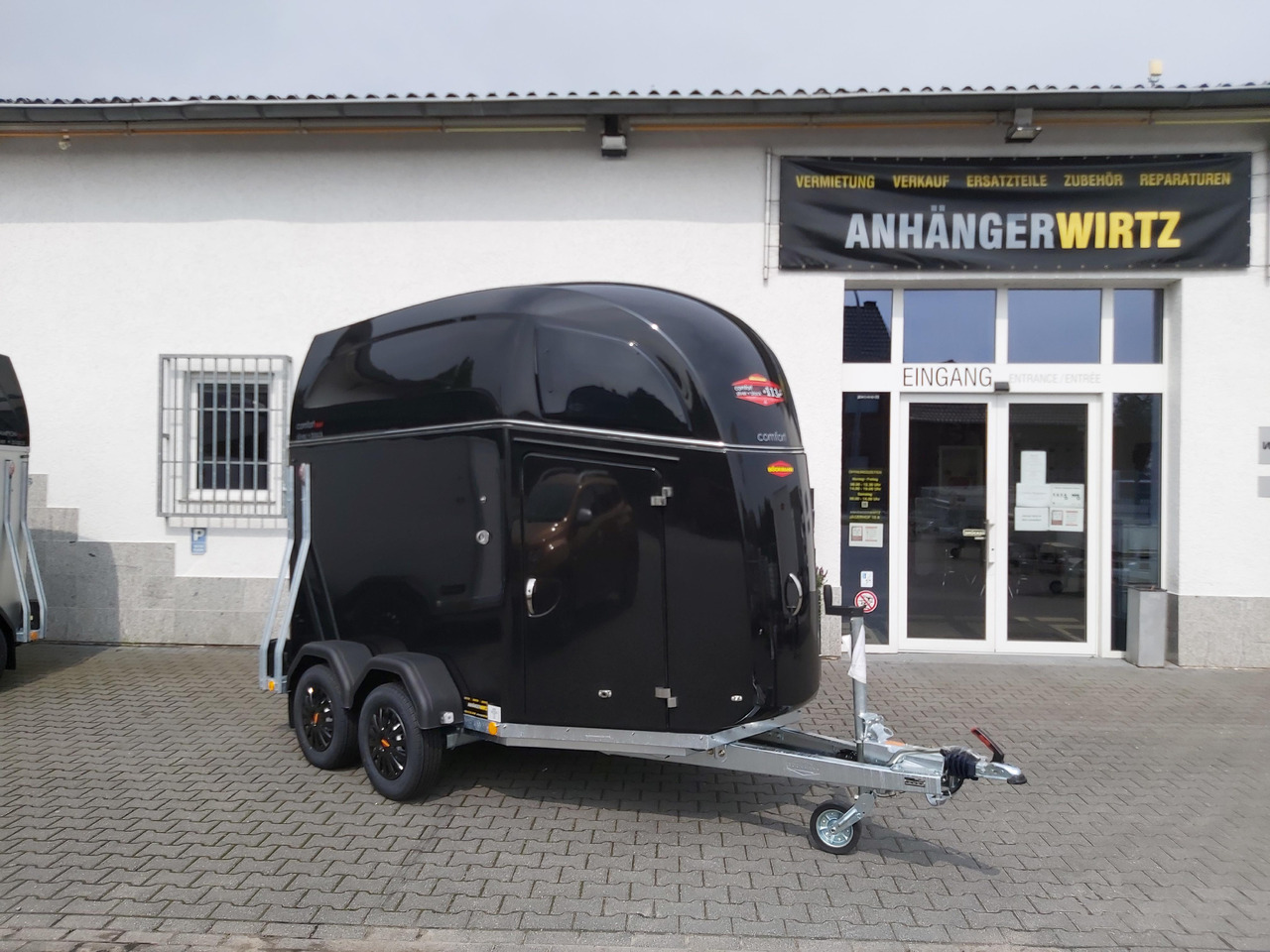 Pferdeanhänger Böckmann Comfort Esprit black Set Sattelkammer Trittschutz 100km/H 2400kg Modell 2024 - Reboque para cavalos: foto 4 Pferdeanhänger Böckmann Comfort Esprit black Set Sattelkammer Trittschutz 100km/H 2400kg Modell 2024 - Reboque para cavalos: foto 4