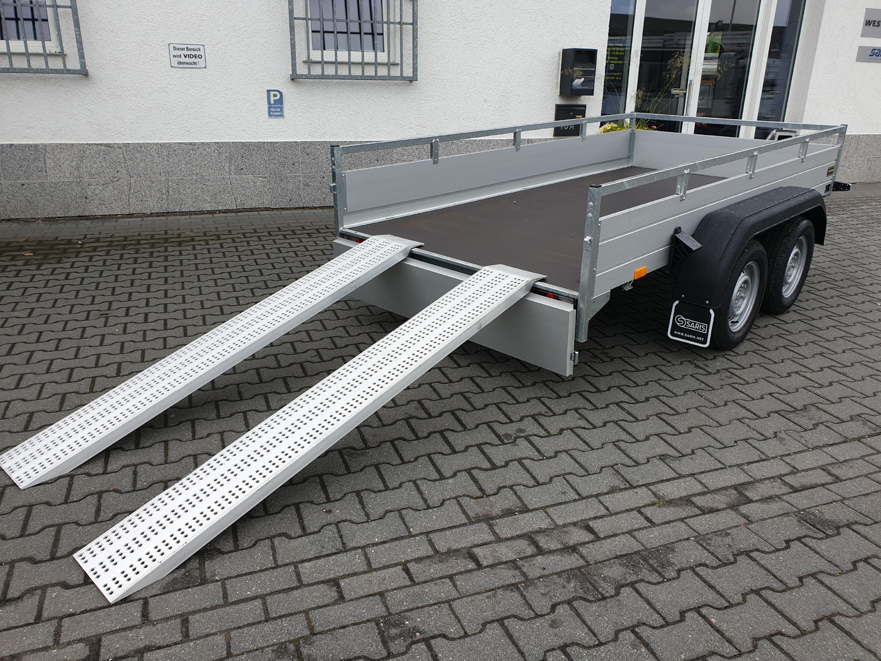 Saris Anhänger FW2000 McAlu Pro MP 305x155x45cm Auffahrrampen (M) 2000kg Winter Aktion - Reboque plataforma/ Caixa aberta: foto 1 Saris Anhänger FW2000 McAlu Pro MP 305x155x45cm Auffahrrampen (M) 2000kg Winter Aktion - Reboque plataforma/ Caixa aberta: foto 1